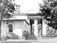 Soldiers stand at Arlington House