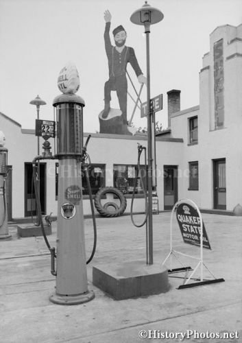 Paul Bunyan Gas Station, Minnesota 1939