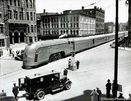 New York Central Streamliner "Mercury" in Town