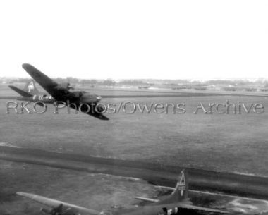 Boeing B-17 Bomber Low Level Fly-By 