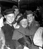 Soldiers & civilians at Piccadilly Circus