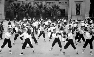 Boxing instructions at Naval training station